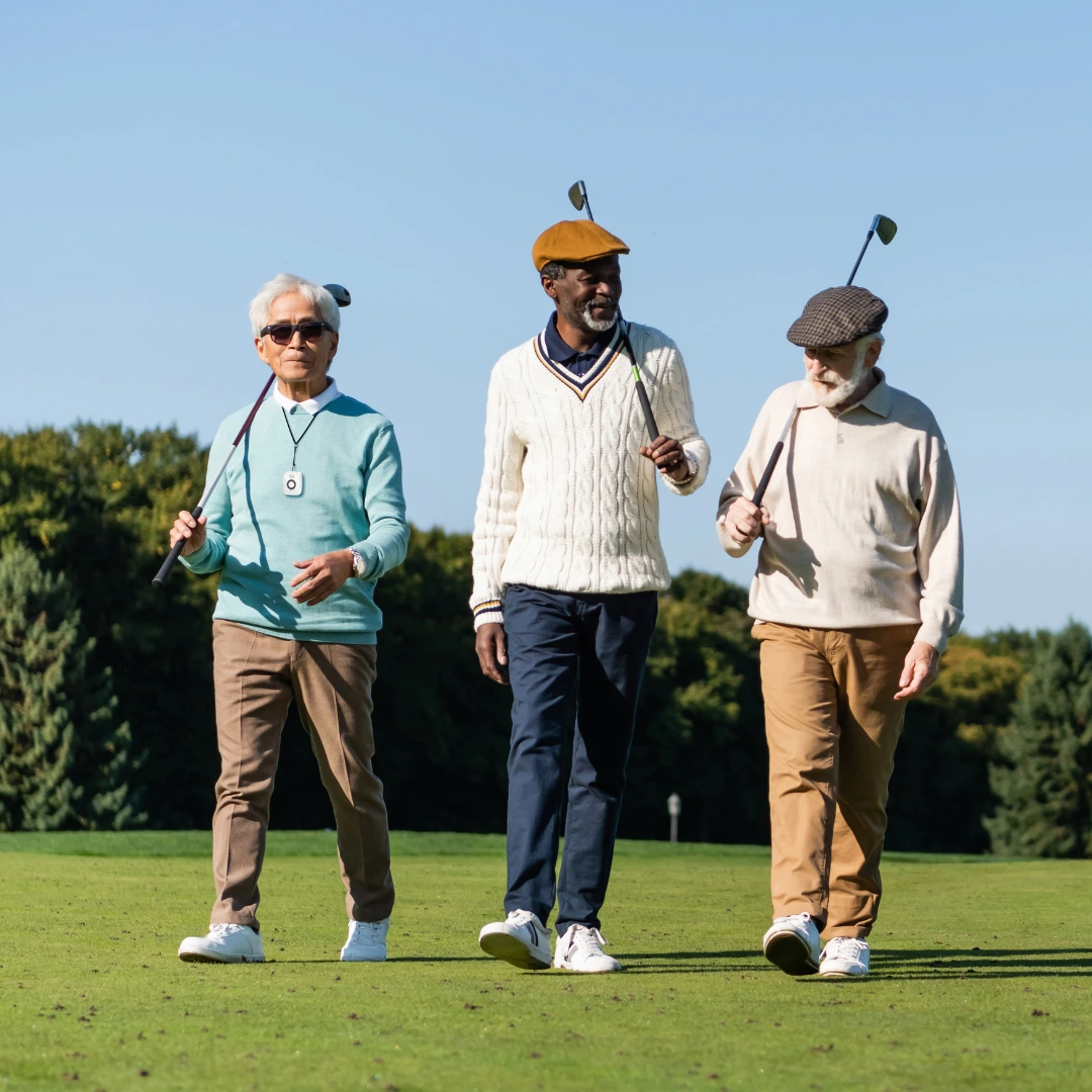 Man-wearing-lifeline-with-friends-golfing Man wearing lifeline with friends golfing